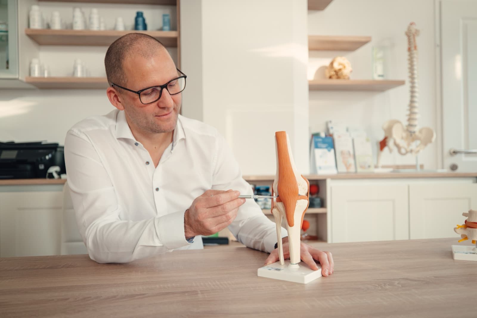 Dr. Thomas Laimer erklärt am Kniemodell den Aufbau des Kniegelenks