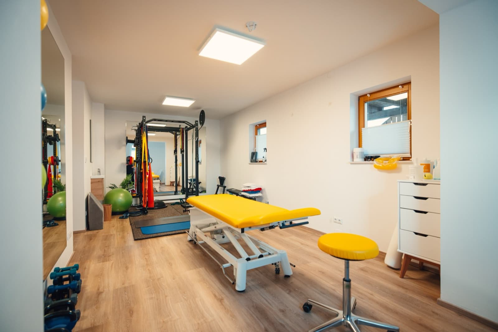 Physiotherapie- und Trainingsraum mit Behandlungsliege und Trainingsgeräten