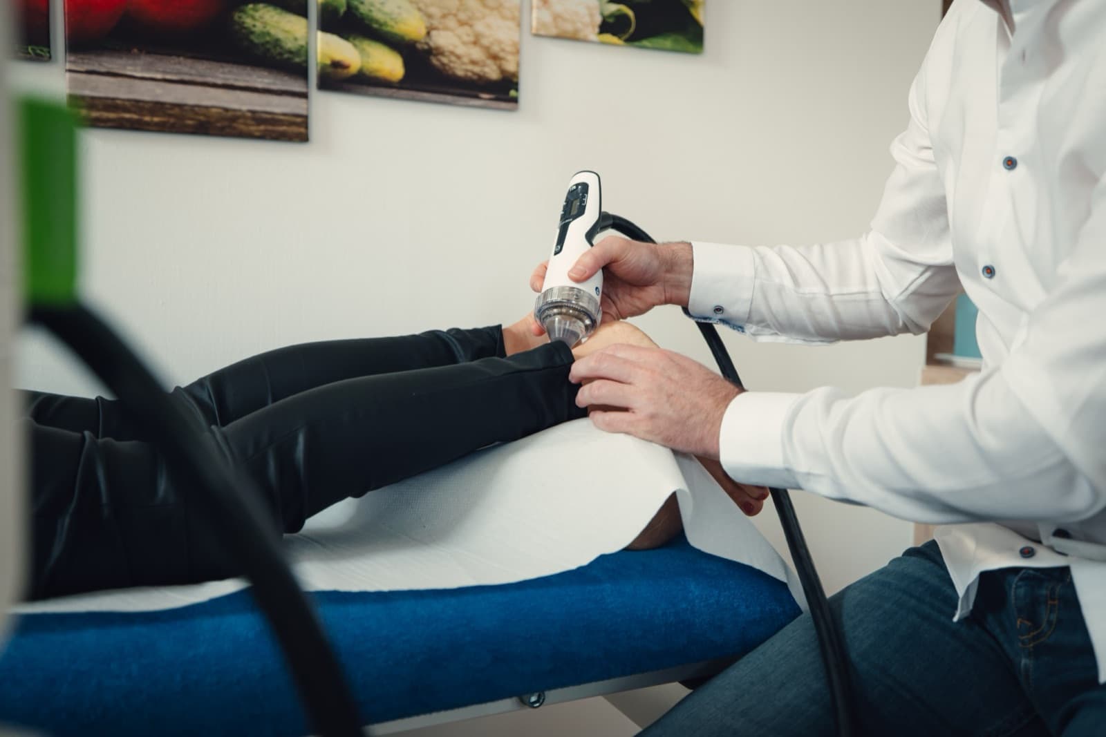 Stoßwellentherapie an der Ferse einer Patientin