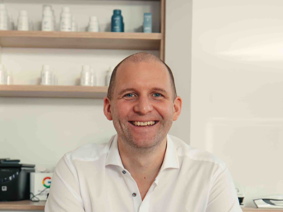 Dr. Thomas Laimer in seiner Ordination im Gesundheitszentrum MEDIVIA