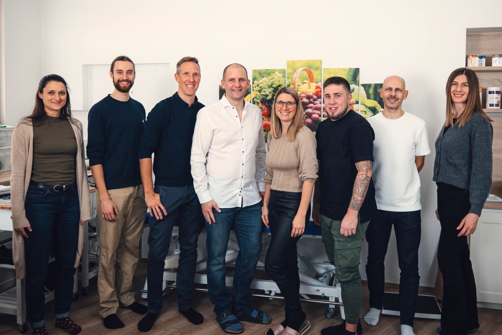 Dr. Thomas Laimer mit seinem Team aus Therapeutinnen und Therapeuten im Gesundheitszentrum MEDIVIA